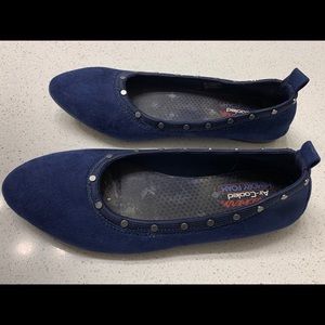 Sketchers point toe flats